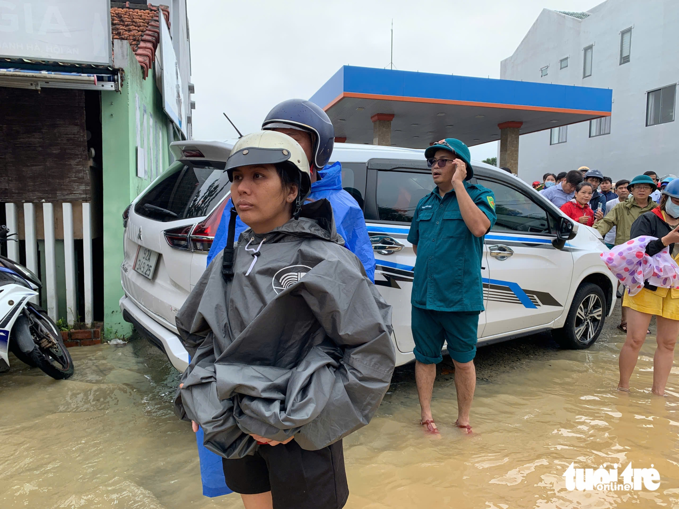会安居民等待因洪水被困的亲人,第五军区调动军人支援